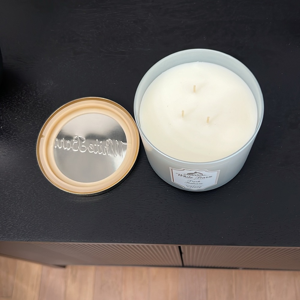 White Barn/ Bath & Body Works FRESH BALSAM 3 Wick Candle - Picture 2 of 3